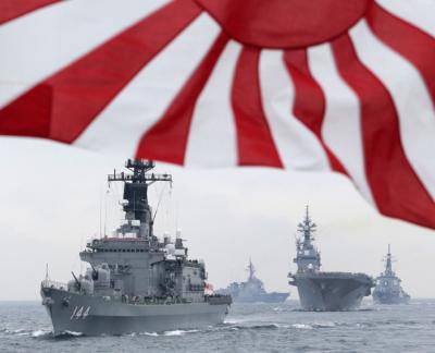 海上自衛隊が護衛艦くらま(左)を先頭に東京の南海上で戦闘態勢を点検する観艦式を行っている