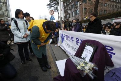 韓国・ソウル日本大使館前で慰安婦の追悼式、３００人参加