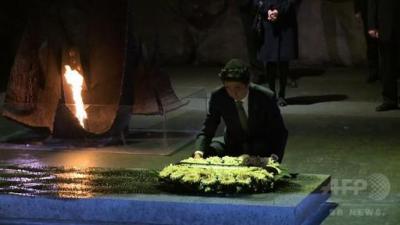 ホロコースト（ユダヤ人大虐殺）記念館で１９日、献花する安倍晋三首相