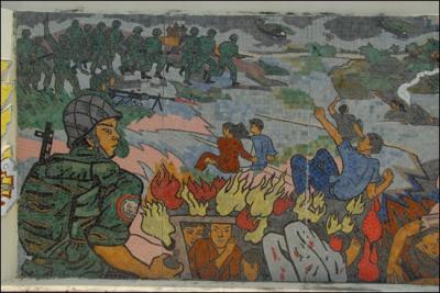 ベトナムタイビン村にあるモザイク壁画。韓国軍がベトナム良民を虐殺した姿を描く。