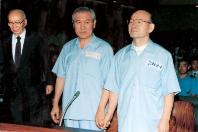  全斗煥と盧泰愚が裁判で手をつないでた写真がなんか非常に珍しく見えた