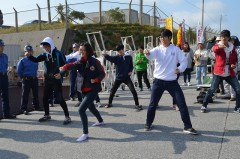 座り込みをする市民らにテコンドー演舞を披露する、韓国の以友高校の生徒ら