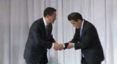 岡田克也が「朝鮮式（韓国式）握手」