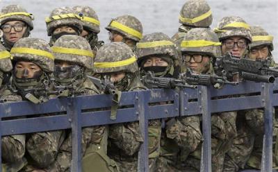 銃を構える韓国陸軍の兵士たち