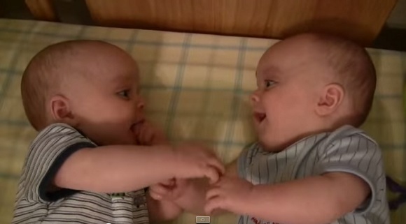 お互いの笑い声で笑い合う双子の赤ちゃん 動画 面白いもの集めました
