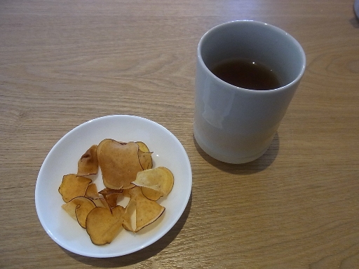お茶とサツマイモチップ